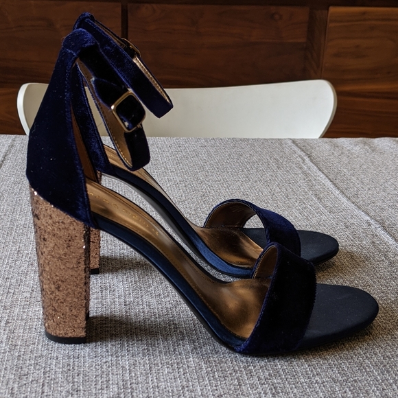 Marc Fisher Factor 2 Heels - Picture 3 of 7